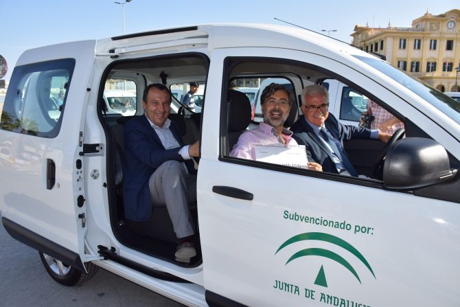 Jiménez Barrios preside la entrega de 34 vehículos a municipios menores de 20.000 habitantes de Málaga