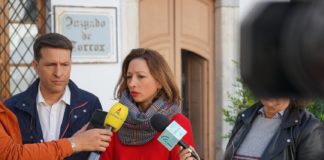 Navarro anuncia “el compromiso firme de Juanma Moreno para crear una nueva sede judicial, tal y como contempla su programa de gobierno” y recuerda que “hace ocho años que el Gobierno andaluz anunció una partida que nunca ha ejecutado ni va a ejecutar”.