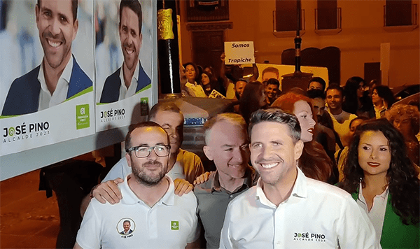 El candidato de Andalucía Por SÍ en Vélez-Málaga, José Pino, junto a simpatizantes y militantes.