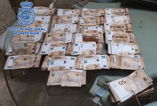 sucesos-policia Ocho detenidos en Málaga y uno en Melilla, a quienes se les ha incautado 1 kg de cocaína, 78 kg de hachís de alta calidad, 3 kg de marihuana, 48.000 euros en efectivo y un vehículo de alta gama.