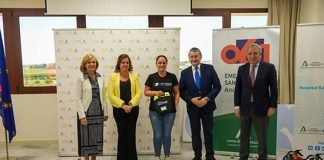 El consejero de la Presidencia, Antonio Sanz, y la consejera de Salud, Catalina García, junto a otros participantes en el acto de entrega de los desfibriladores a hermandades de Sevilla.