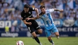 Noche de sábado con un ambiente espectacular en las gradas y la afición malaguista volcada desde el primer minuto de juego.