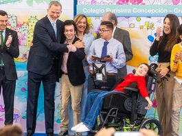 Felipe VI ha recorrido las instalaciones del centro, conociendo de primera mano los proyectos que se desarrollan para mejorar la autonomía y formación de los alumnos