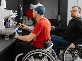 Dos personas con movilidad reducida se preparan un café.