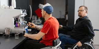 Dos personas con movilidad reducida se preparan un café.