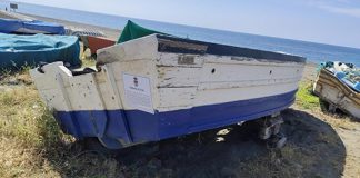 Desde el área de Playas se han iniciado la limpieza y acondicionamiento anual de los varaderos municipales que seguirá con el del núcleo de Rincón de la Victoria.