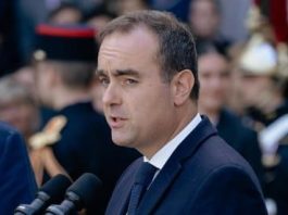 La oposición reclama la disolución de la Asamblea Nacional o la dimisión de Macron para sortear la crisis.